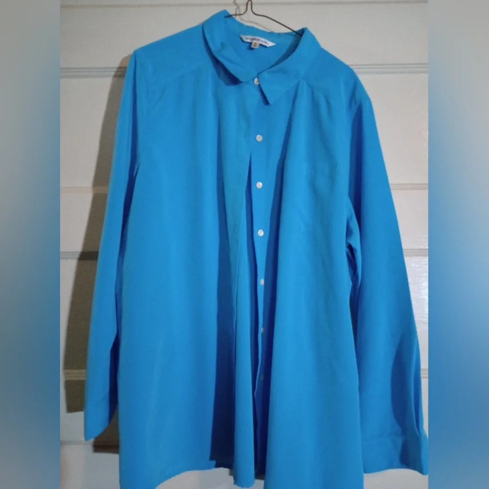 Travelsmith XL women's button-down shirt